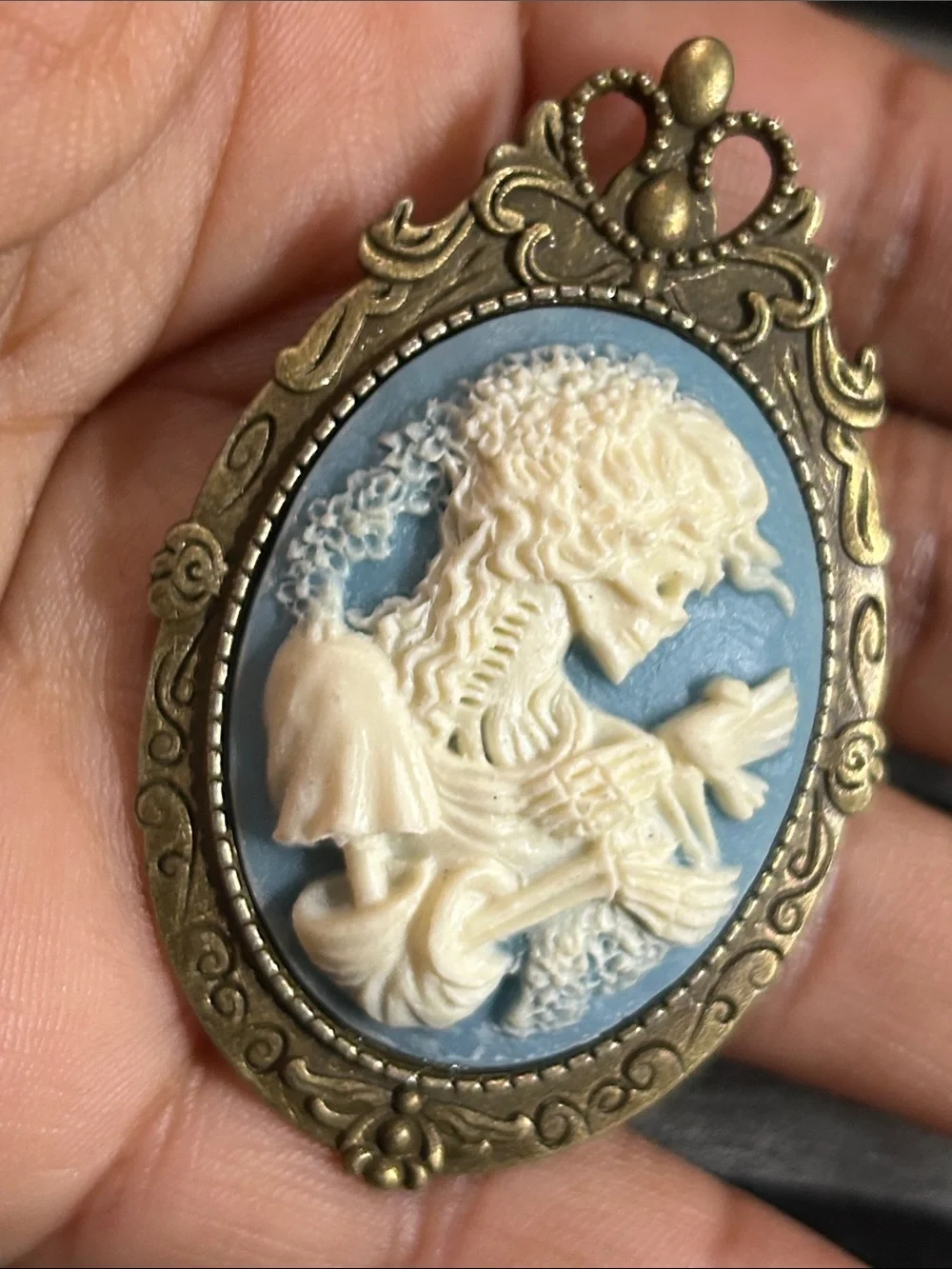 Blue and Cream Cameo Pendant Necklace - Unbranded Vintage Style
